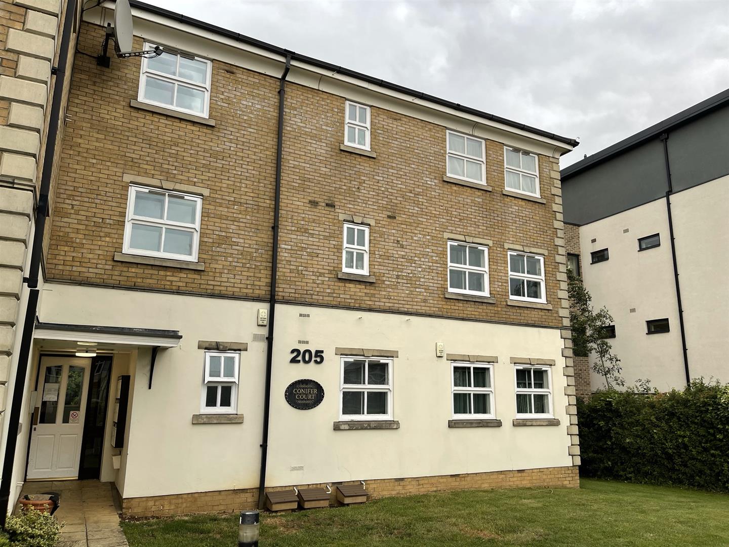 2 bed property in Great North Way, London